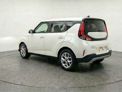 Used 2025 Kia Soul LX w/ LX Technology Package FWD image 6