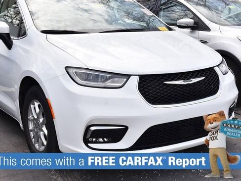 Used 2023 Chrysler Pacifica Touring-L image 2