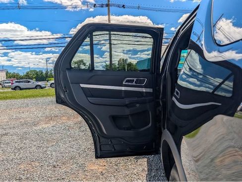 Used 2017 Ford Explorer XLT w/ Equipment Group 202A AWD/4WD image 11