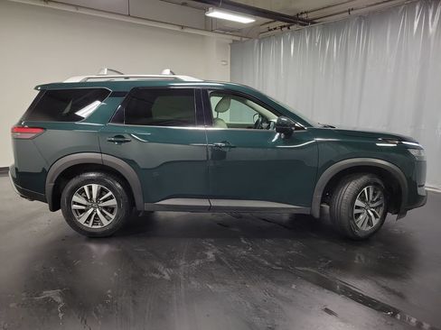 Used 2024 Nissan Pathfinder SL w/ Black Appearance Package FWD image 9