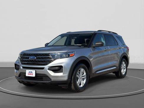 Used 2024 Ford Explorer XLT RWD image 1