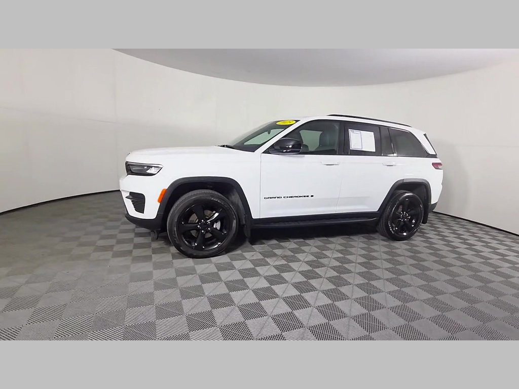 Used 2025 Jeep Grand Cherokee Altitude AWD/4WD image 50