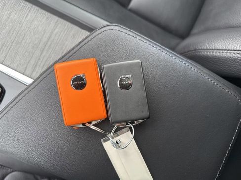 Used 2025 Volvo XC60 B5 Plus image 40