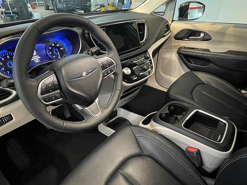 Used 2024 Chrysler Pacifica Touring-L FWD image 8