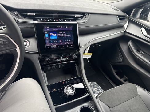 New 2025 Jeep Grand Cherokee Altitude image 22