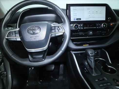Used 2024 Toyota Highlander XLE AWD/4WD image 28