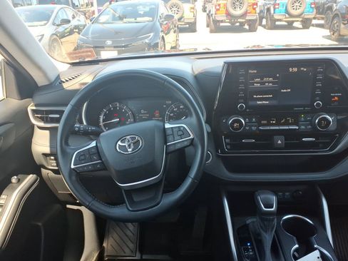 Used 2022 Toyota Highlander XLE AWD/4WD image 9