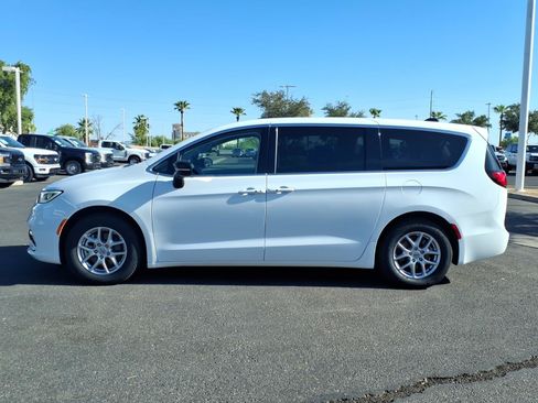 Used 2024 Chrysler Pacifica Touring-L FWD image 2