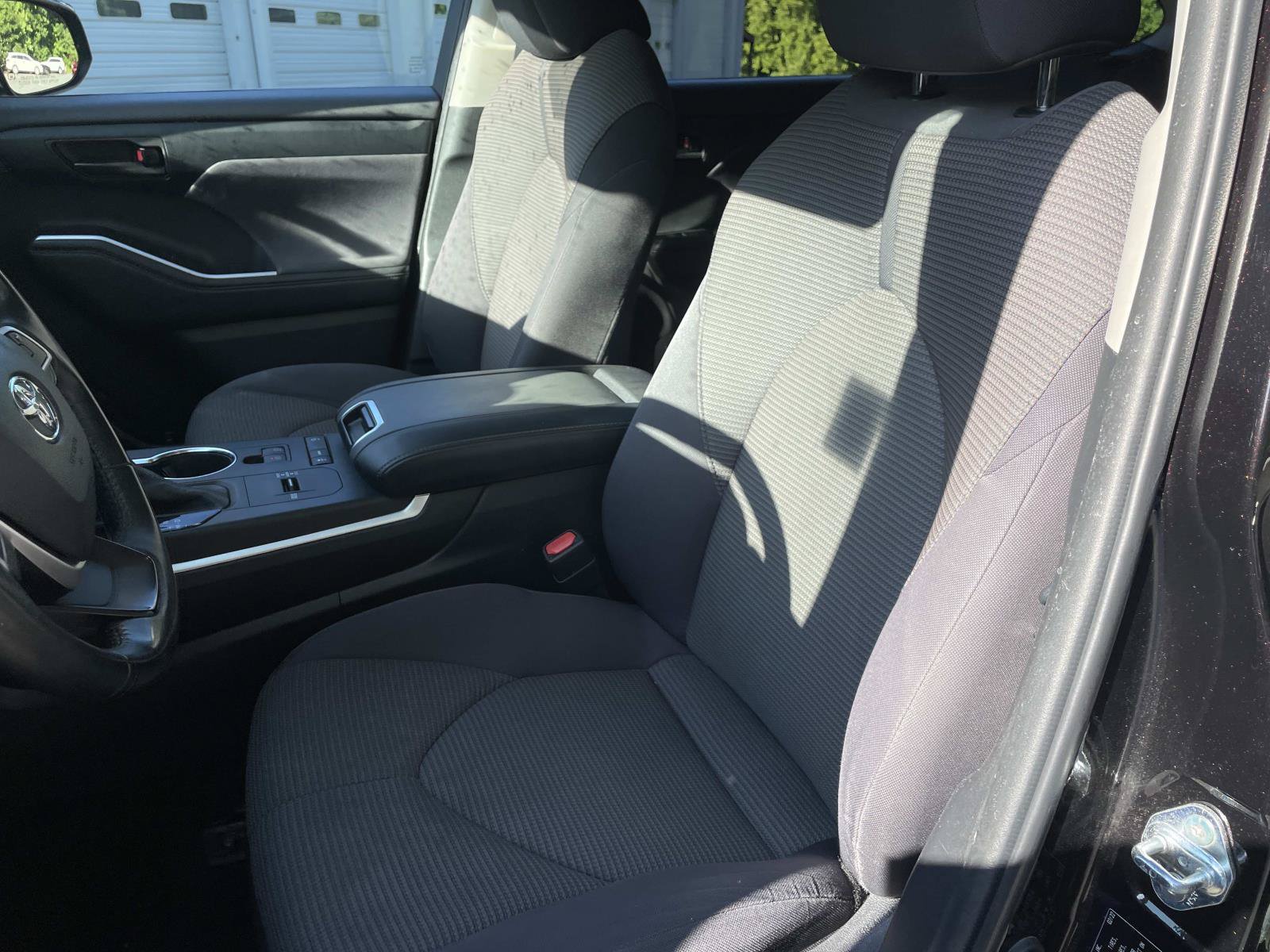 Used 2022 Toyota Highlander LE FWD image 17