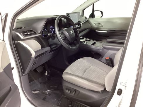Used 2024 Toyota Sienna LE FWD image 29