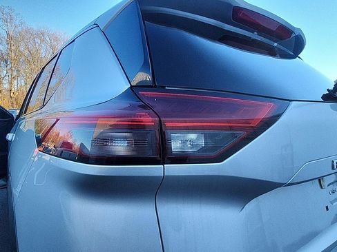 Used 2021 Nissan Rogue SV image 13