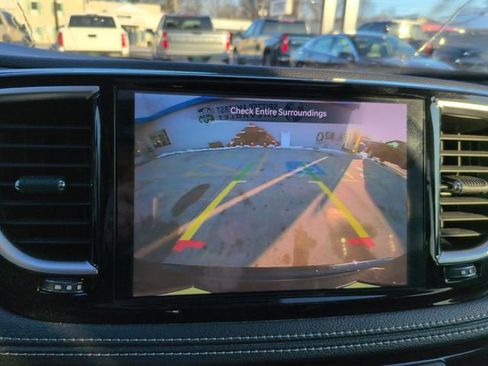 Used 2023 Chrysler Pacifica Limited image 19