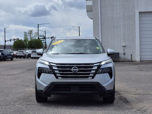 Used 2025 Nissan Rogue SV AWD/4WD image 3