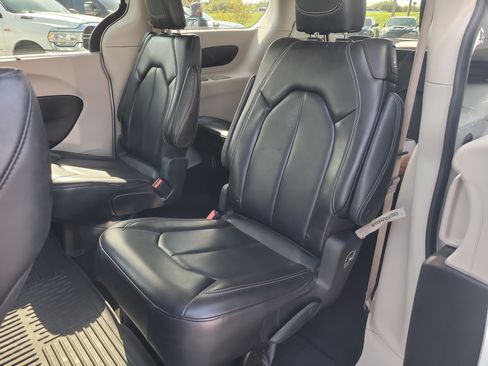 Used 2023 Chrysler Pacifica Touring-L FWD image 10