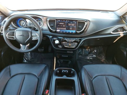 Used 2025 Chrysler Pacifica Select image 9