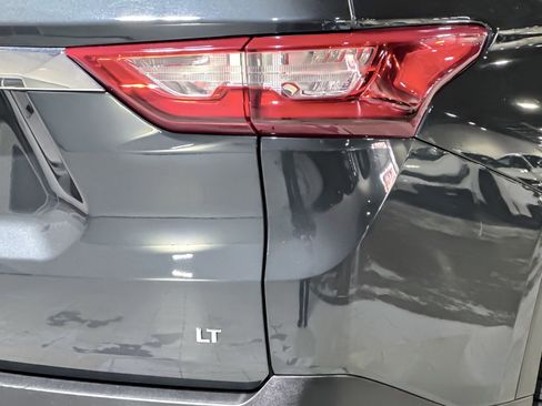 Used 2021 Chevrolet Traverse LT image 12