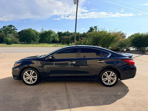 Used 2017 Nissan Altima 3.5 SL FWD image 2