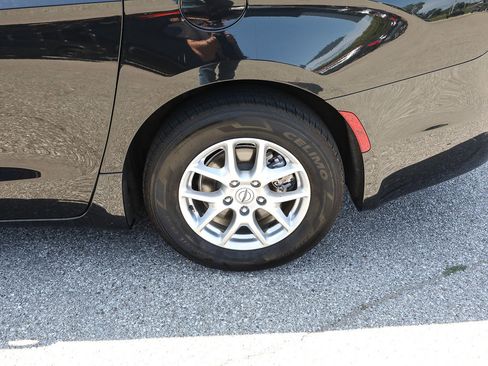 Used 2024 Chrysler Pacifica Touring-L FWD image 4