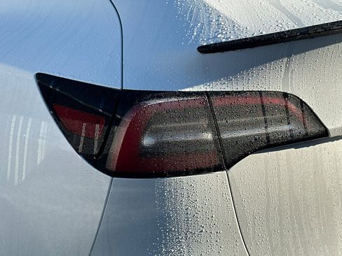 Used 2021 Tesla Model Y Performance image 9