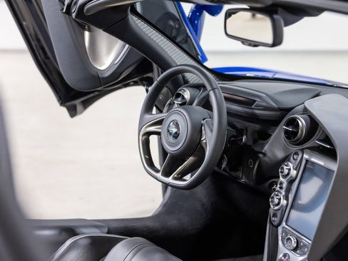 Used 2022 McLaren 720S Spider image 35