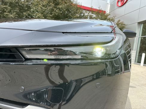 Used 2025 Toyota Prius LE FWD image 11
