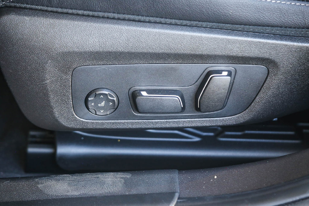 Used 2026 BMW 330i Sedan w/ M Sport Package RWD image 18