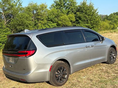 Used 2021 Chrysler Pacifica Touring w/ Cold Weather Group AWD/4WD image 14