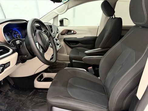 Used 2023 Chrysler Voyager LX image 13