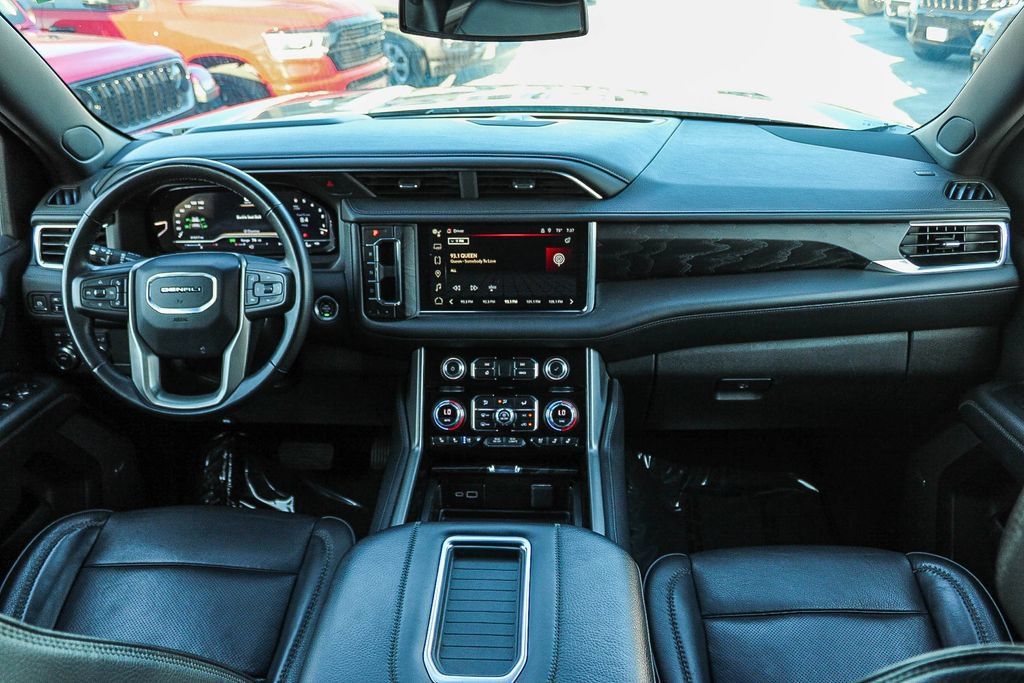 Used 2024 GMC Yukon XL Denali AWD/4WD image 13