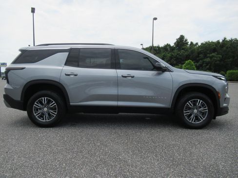 Used 2026 Chevrolet Traverse LT FWD image 2