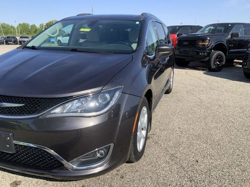 Used 2018 Chrysler Pacifica Touring-L Plus w/ Tire & Wheel Group FWD image 11