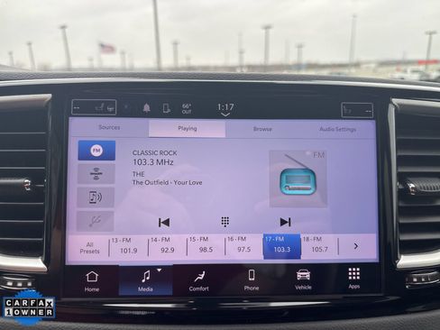 Used 2024 Chrysler Pacifica Touring-L FWD image 17