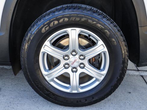 Used 2018 GMC Acadia SLE image 19