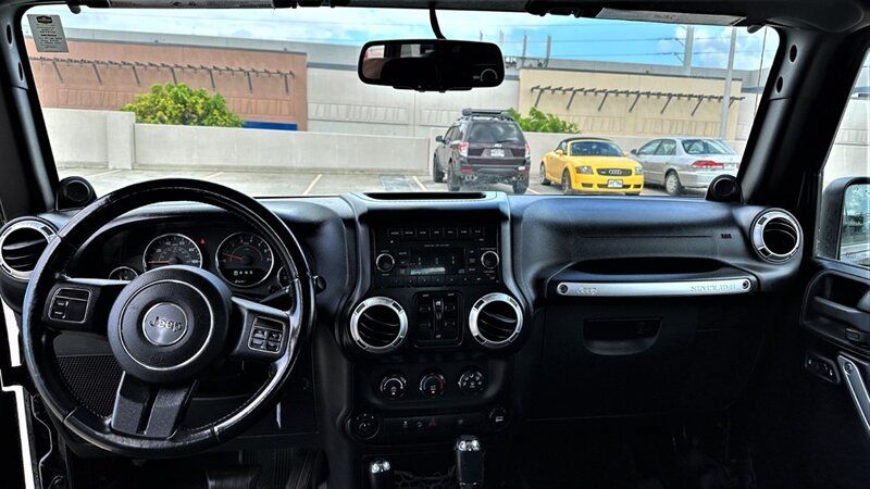 Used 2013 Jeep Wrangler Unlimited Sahara AWD/4WD image 9