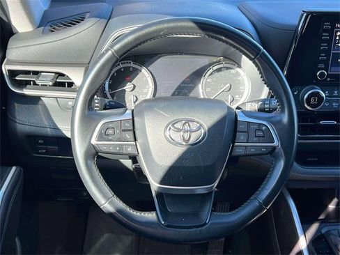 Used 2022 Toyota Highlander XLE image 14