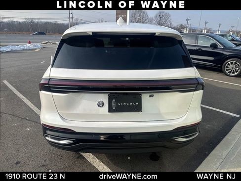 Used 2024 Lincoln Nautilus Premier image 5