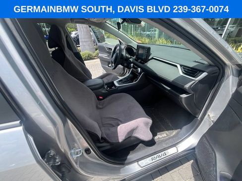 Used 2019 Toyota RAV4 LE AWD/4WD image 18