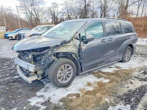 Used 2025 Toyota Sienna XLE FWD image 3