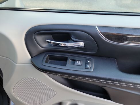 Used 2016 Chrysler Town & Country Touring image 27