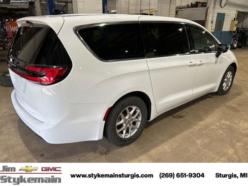 Used 2024 Chrysler Pacifica Touring-L image 8