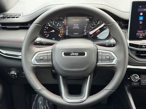 Used 2025 Jeep Compass Trailhawk AWD/4WD image 25