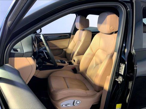 Certified 2023 Porsche Macan AWD/4WD image 5