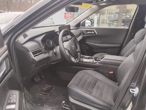 Used 2025 Mitsubishi Outlander SE image 8
