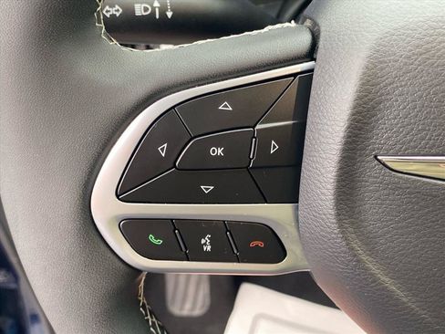 Used 2025 Chrysler Pacifica Select w/ Uconnect Theater Family Group AWD/4WD image 17