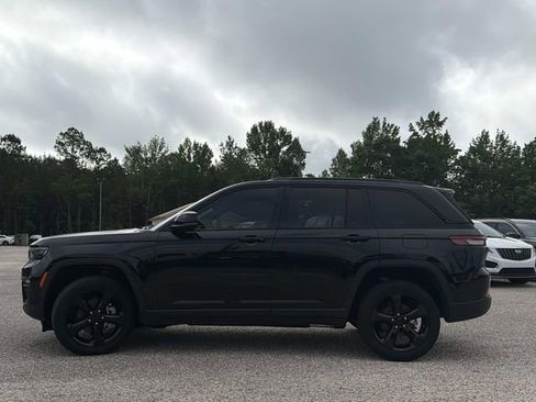 Used 2024 Jeep Grand Cherokee Limited w/ Black Appearance Package AWD/4WD image 14