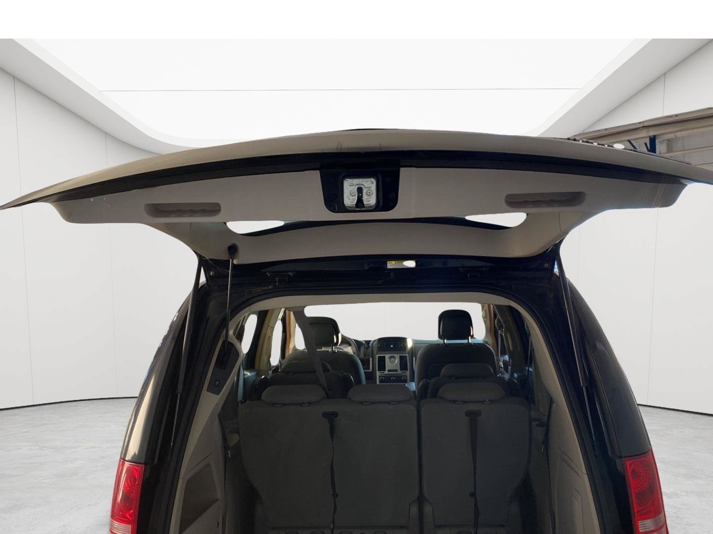 Used 2010 Chrysler Town & Country Touring FWD image 9