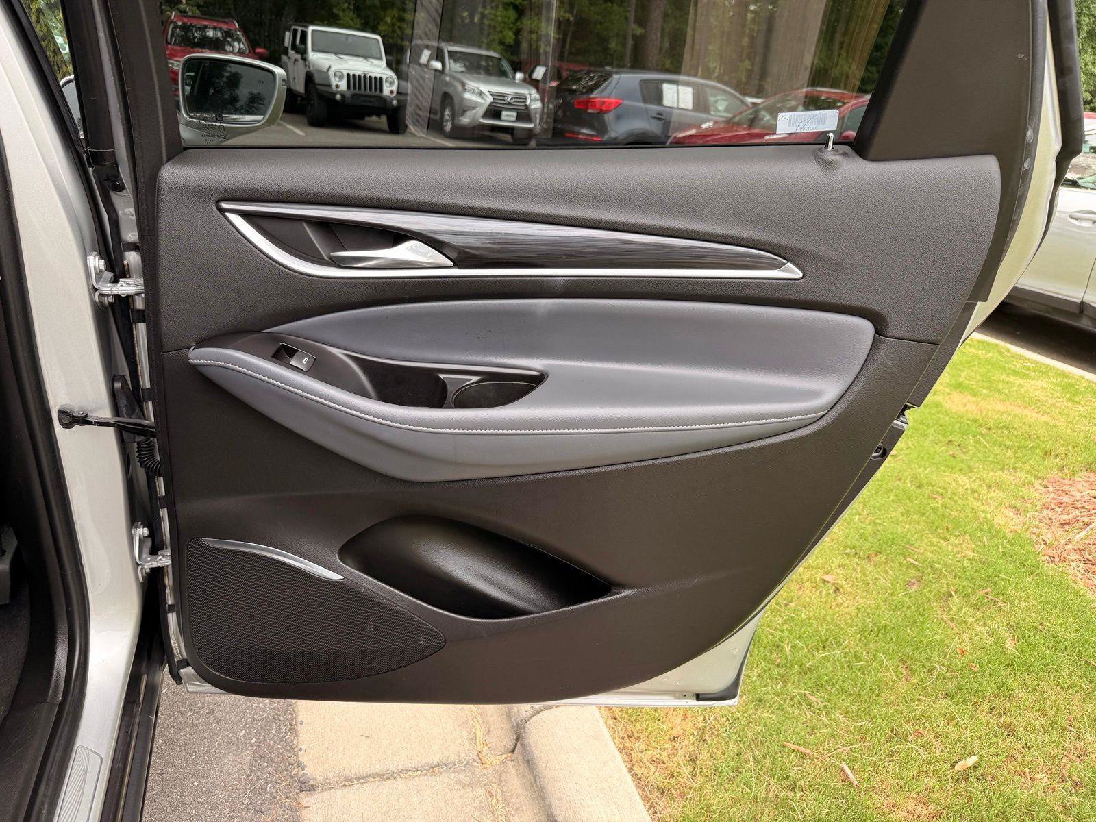 Used 2020 Buick Enclave Essence FWD image 17