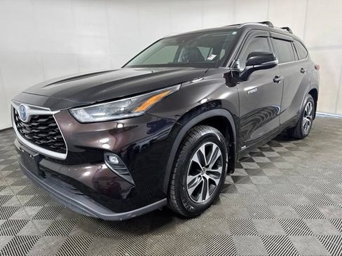 Used 2021 Toyota Highlander XLE AWD/4WD image 8
