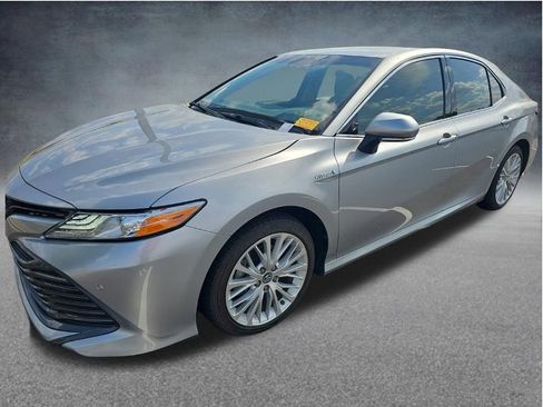 Used 2018 Toyota Camry XLE FWD image 1