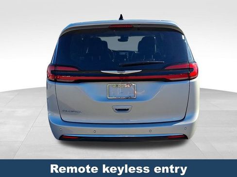 Used 2024 Chrysler Pacifica Touring-L image 6